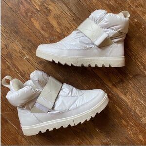 Sorel white snow boots size 7
